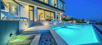 Villa Allina, Luxurious 5- Bedroom Villa with Panoramic Views with Heated Pool