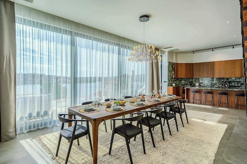 Villa Allina, Luxurious 5- Bedroom Villa with Panoramic Views with Heated Pool
