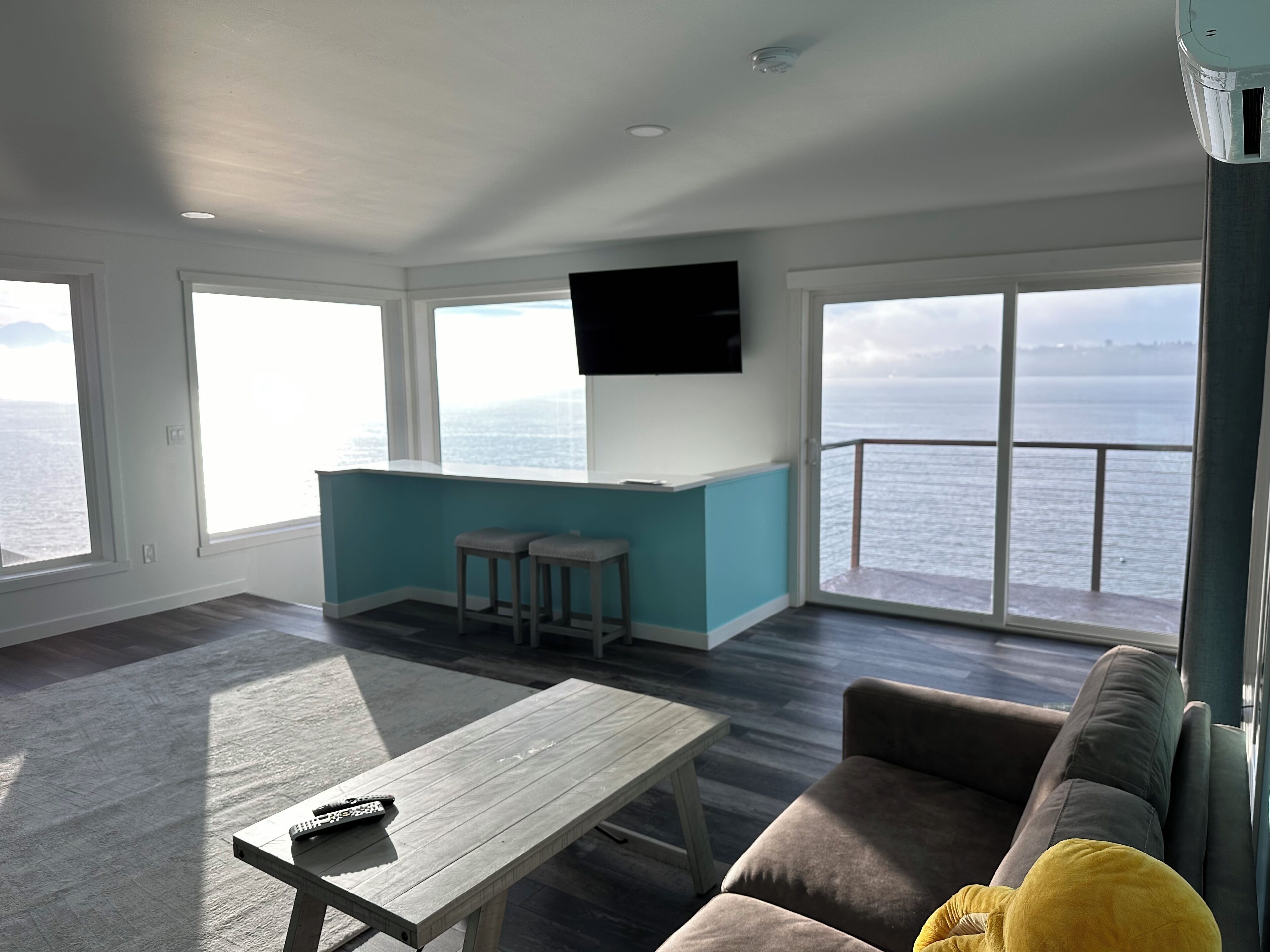 Stunning views of Commencement Bay & Mount Rainier in this 1 bedroom apartment.