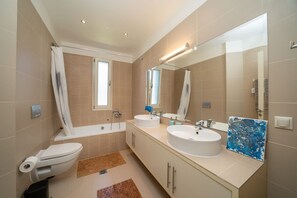 Dusche, Seife, Shampoo, Toilettenpapier