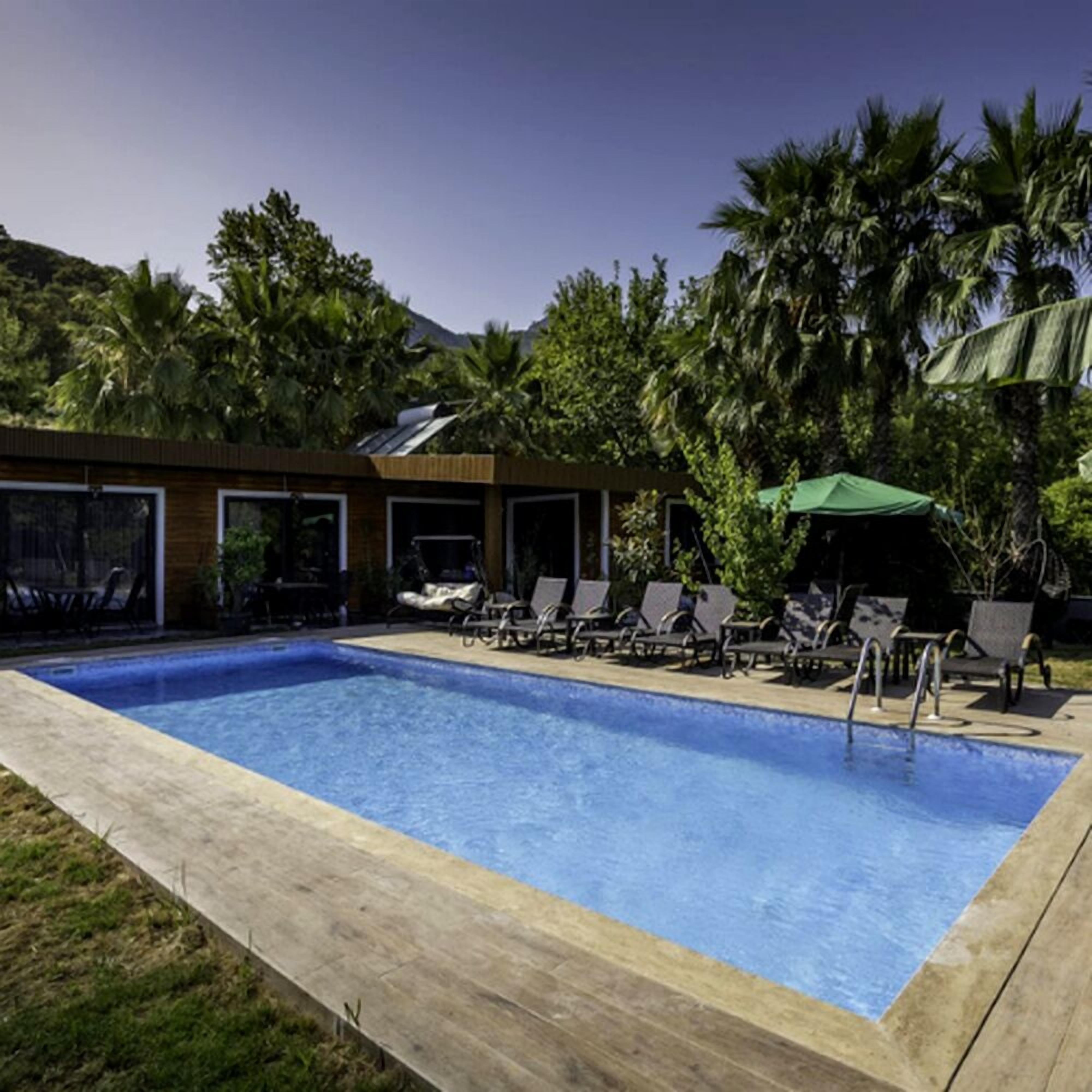 Een seizoensgebonden buitenzwembad