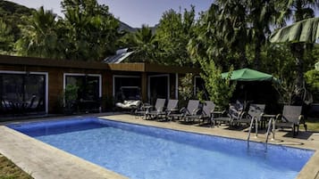 Een seizoensgebonden buitenzwembad