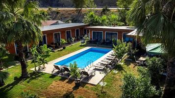 Een seizoensgebonden buitenzwembad