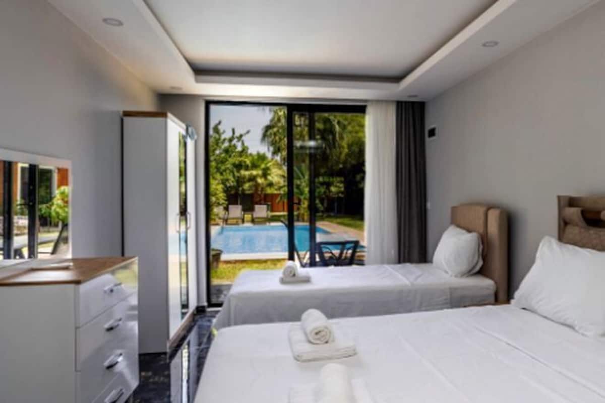 Desk, free WiFi, bed sheets