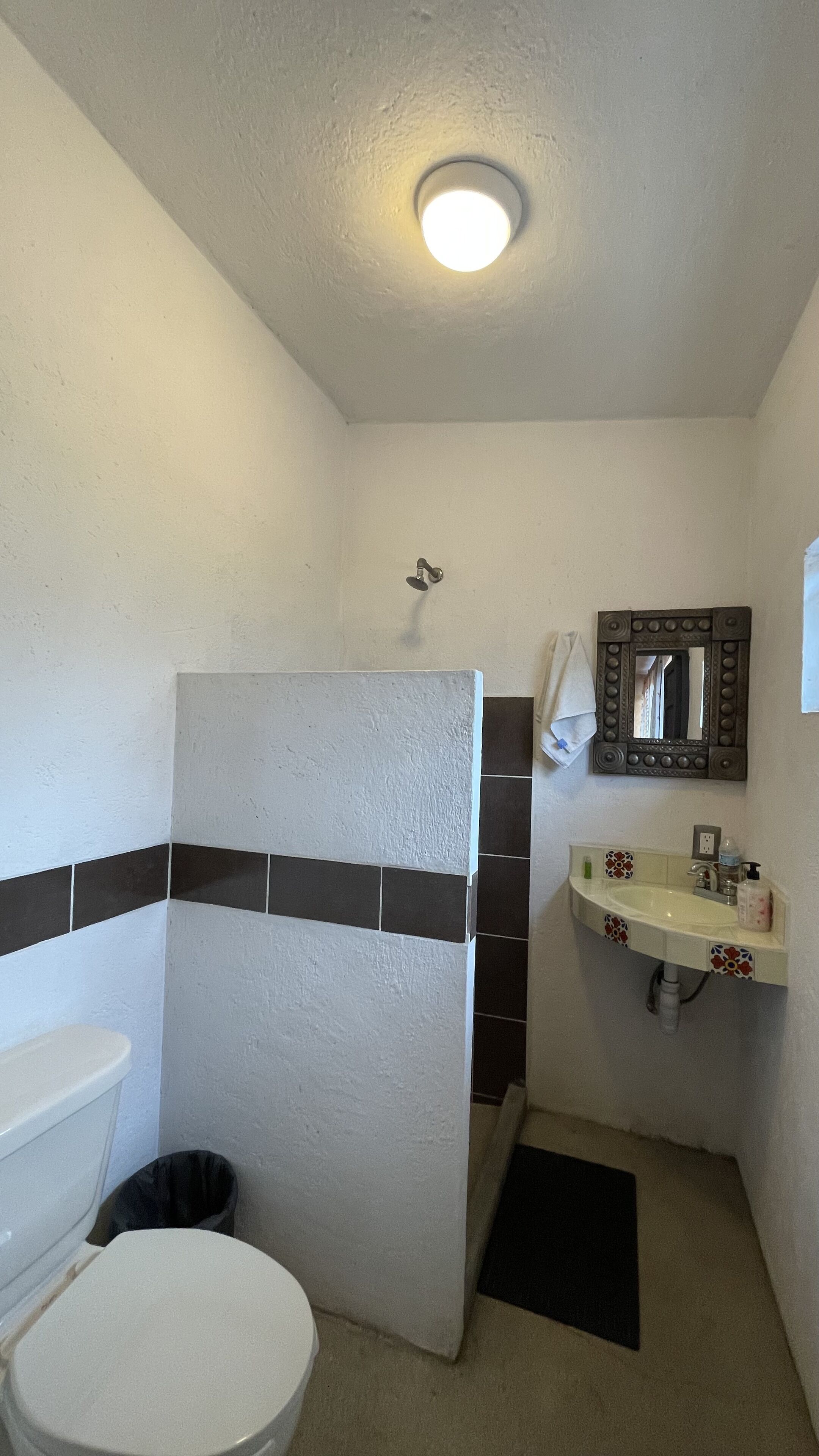 Ein Badezimmer mit Toilette, Waschbecken und Spiegel.