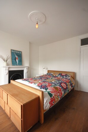 2 bedrooms, desk, free WiFi, bed sheets - Cosy Victorian house in south London with a sunny private garden. (LONDON)