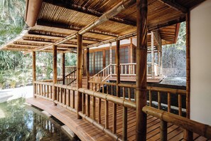 Salas de tratamiento para parejas, una bañera de hidromasaje