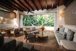 高级别墅, 2 间卧室, 花园景观 | 起居区