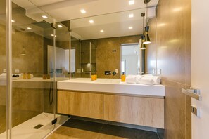 Shower, eco-friendly toiletries, hair dryer, towels - NEW! ESTORIL SEAFRONT BALCONY STUDIO (Estoril)