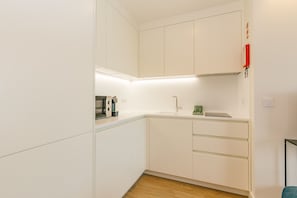 Fridge, microwave, stovetop, coffee/tea maker - NEW! ESTORIL SEAFRONT BALCONY STUDIO (Estoril)