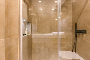 Douche, articles de toilette écologiques, sèche-cheveux