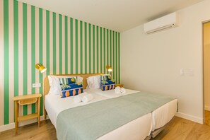 1 habitación, tabla de planchar con plancha y cuna de viaje 