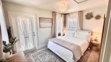 3 bedrooms, desk, iron/ironing board, travel cot