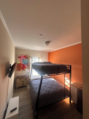 3 dormitorios, tabla de planchar con plancha, wifi gratis y ropa de cama