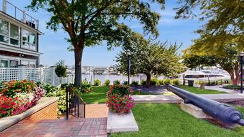 المنطقة المحيطة بالمنشأة