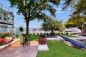 Property grounds - Town of Lewes condo steps from the park w/Tennis, Pickleball & Basketball (Lewes)