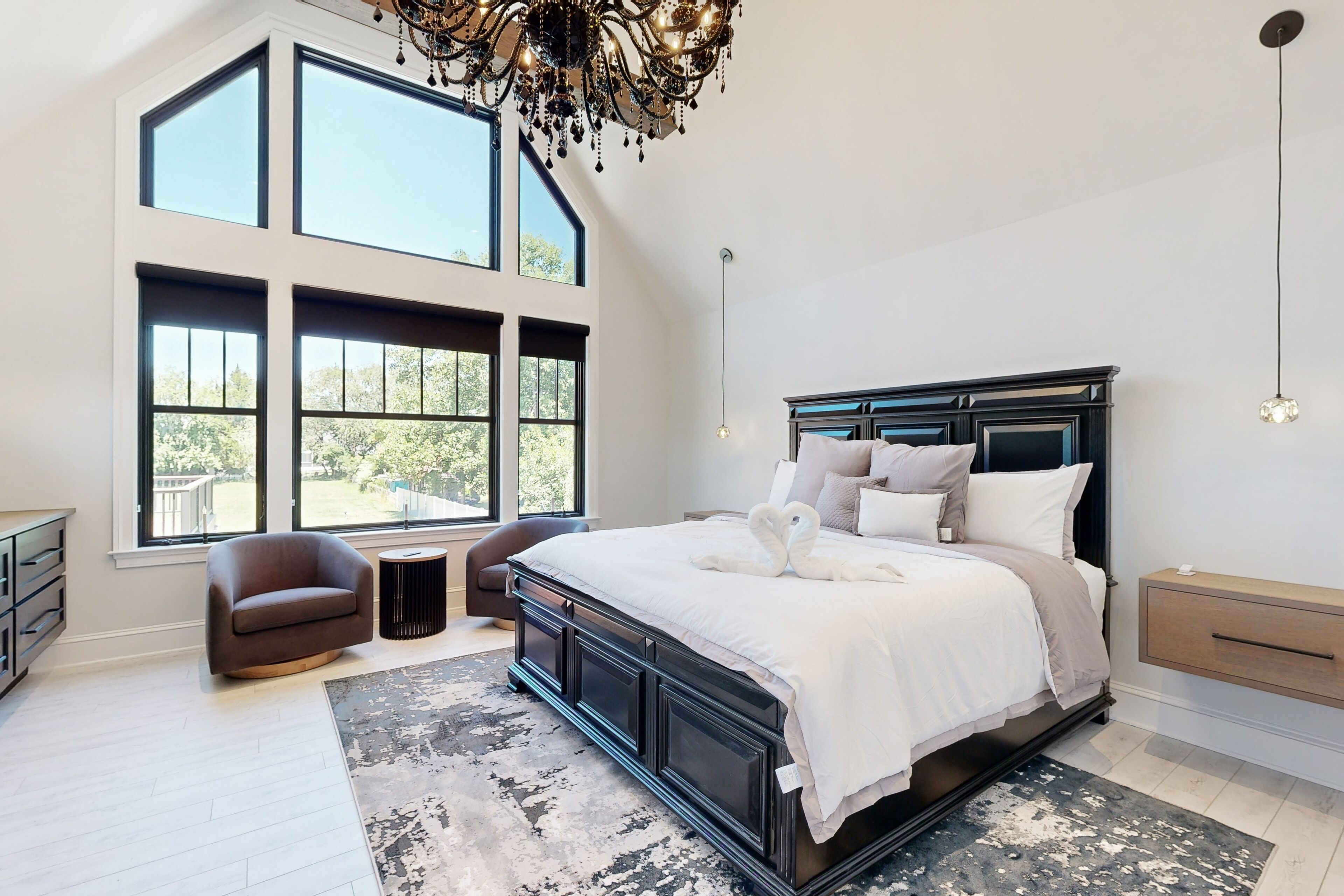 6 عدّة غرف نوم وخدمة الإنترنت وملاءات أسرّة