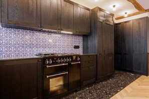 Kylskåp, mikrovågsugn, ugn och spishäll