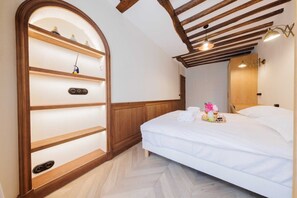 2 sovrum, skrivbord, strykjärn/strykbräda och resesäng