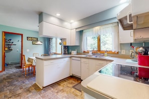 Kjøleskap, mikrobølgeovn, ovn og kokeplater