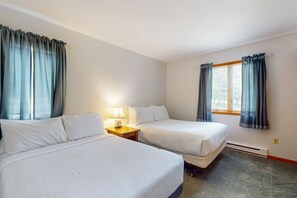 3 bedrooms, iron/ironing board, travel cot, Internet