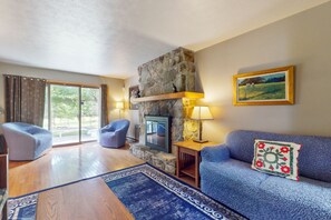 TV, bøker og stereoanlegg