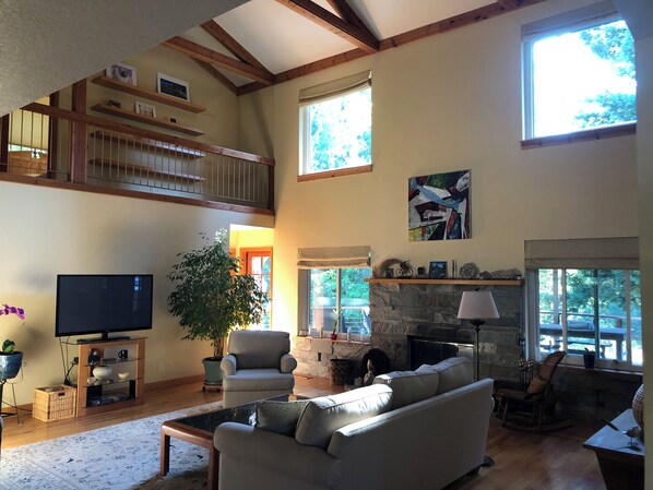 Living area - Spacious 2-bedroom wine country home with lovely outdoor spaces. (Forestville)