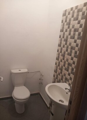 Separate bathtub and shower, deep-soaking bathtub, towels