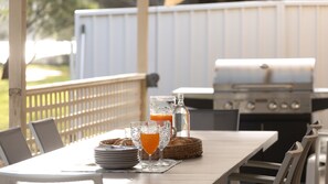 Outdoor dining - Luxury Lakefront Hideaway - Your relaxing south coast getaway awaits on the lake (Burrill Lake)