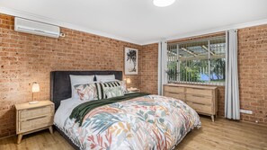 4 bedrooms, iron/ironing board, free WiFi, bed sheets - Luxury Lakefront Hideaway - Your relaxing south coast getaway awaits on the lake (Burrill Lake)