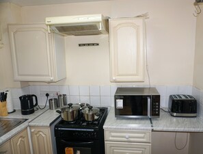 House | Private kitchen | Fridge, microwave, oven, stovetop - The Oasis - For Contractors and Individuals (Wigan)