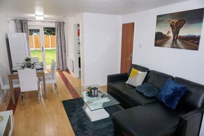 Living area - Biz & Fam Sleeps 7 Wigan w/ Parking, Self-check-in (Wigan)