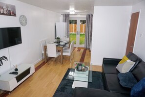 House | Living area - Biz & Fam Sleeps 7 Wigan w/ Parking, Self-check-in (Wigan)
