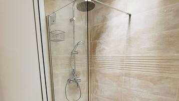 Douche, sèche-cheveux, serviettes fournies, papier toilette