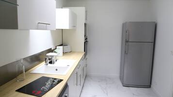 Een koelkast, een microgolfoven, een oven, een kookplaat