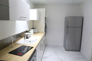 Réfrigérateur, micro-ondes, four, plaque de cuisson