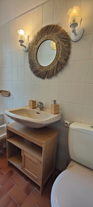 Dusche, Haartrockner, Bidet, Handtücher