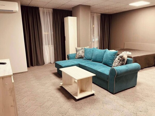City-Studiosuite, 1 Queen-Bett und Schlafsofa, Nichtraucher, Kochnische | Wohnbereich