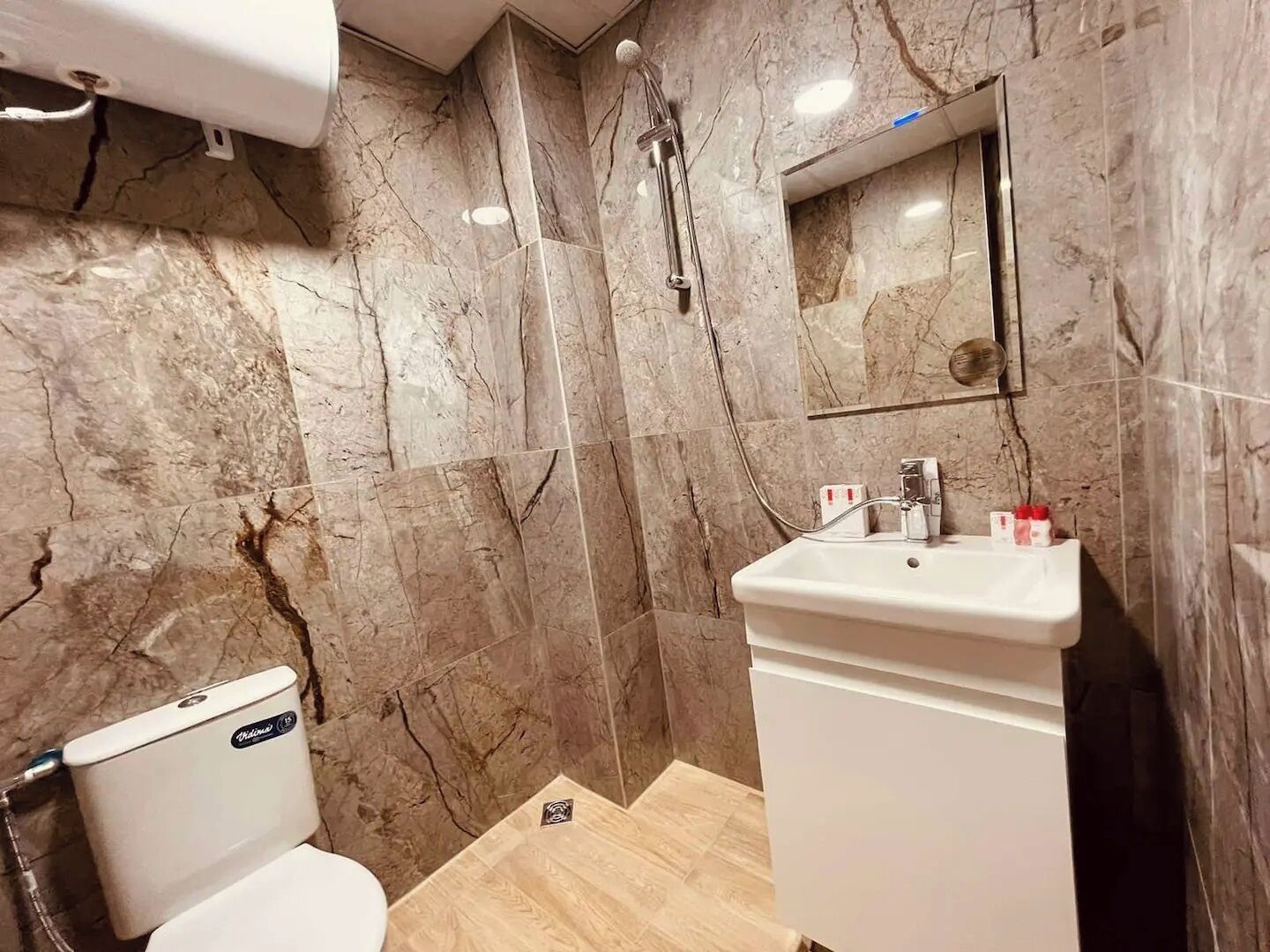 Buồng tắm vòi sen, đồ dùng nhà tắm miễn phí, khăn tắm, xà phòng 