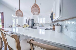 Stovetop, dishwasher - 129 Treasure Isle - 3 Bedrooms & 2 Baths - 2 Sets of Beach Chairs - 2 Golf Carts & Wifi (Panama City Beach)