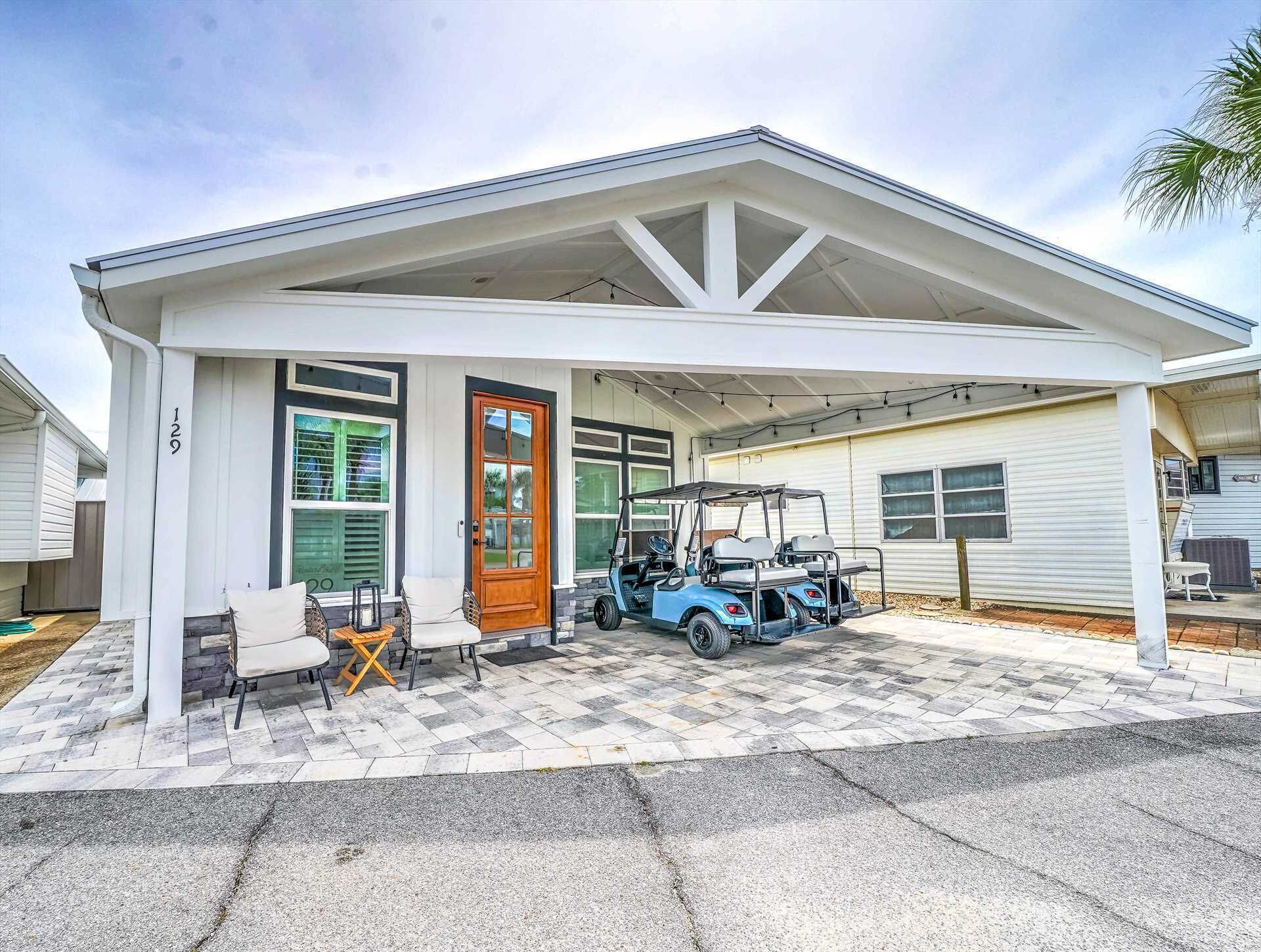 Een gelijkvloers huis met een overdekte veranda, een garage en een oprit.