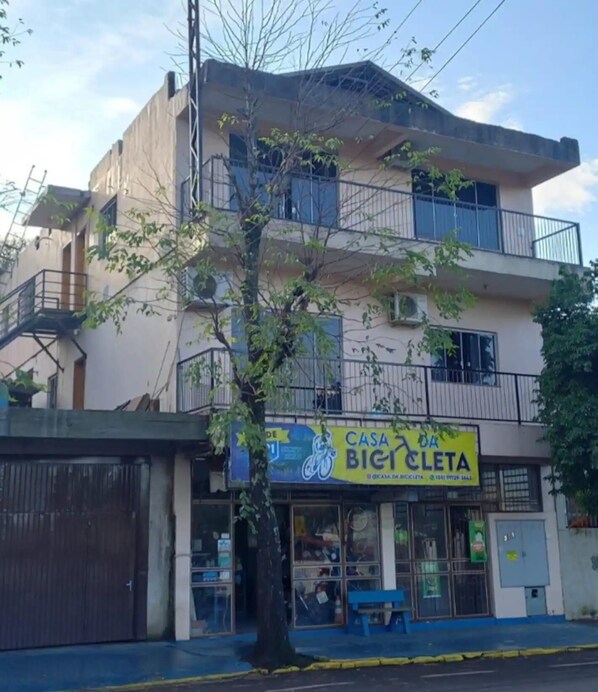 Ein zweistöckiges Gebäude mit einer Schaufensterfront, auf der „Casa da Bici Cleta“ steht.