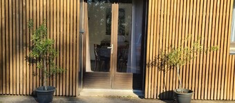 Chalet Entouré de Verdure au Bord D'un Étang , Animaux Acceptés