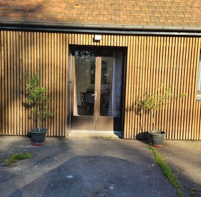 Chalet Entouré de Verdure au Bord D'un Étang , Animaux Acceptés