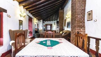 House | 8 bedrooms, free WiFi, bed sheets