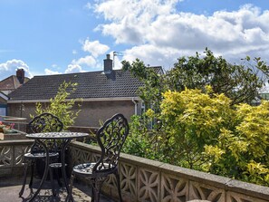 Outdoor dining - 3 bedroom accommodation in Staithes, near Saltburn-by-the-Sea (Staithes, near Saltburn-by-the-Sea)
