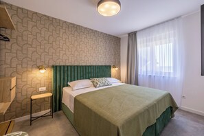 3 chambres, bureau, chambres insonorisées, fer et planche à repasser