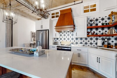 Luxe downtown loft in historical building with Peloton & lanai - highly walkable