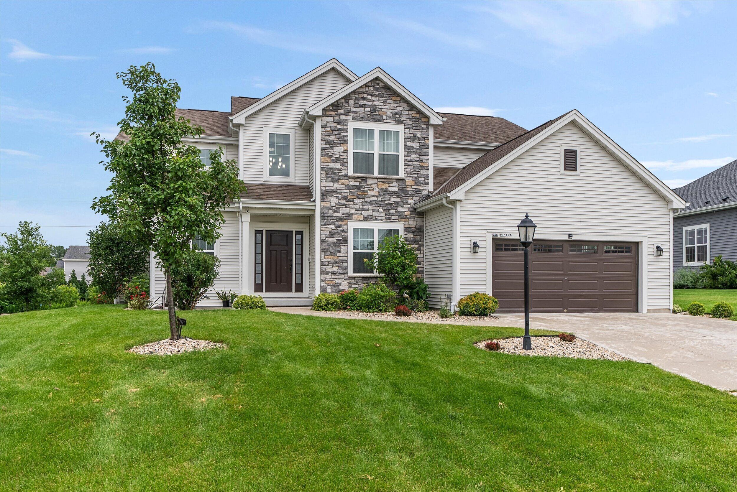 Spacious 5-bedroom house with AC, WiFi in charming Menomonee Falls
