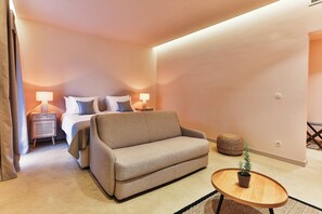 Suite Deluxe, vue sur la piscine | Aire de séjour